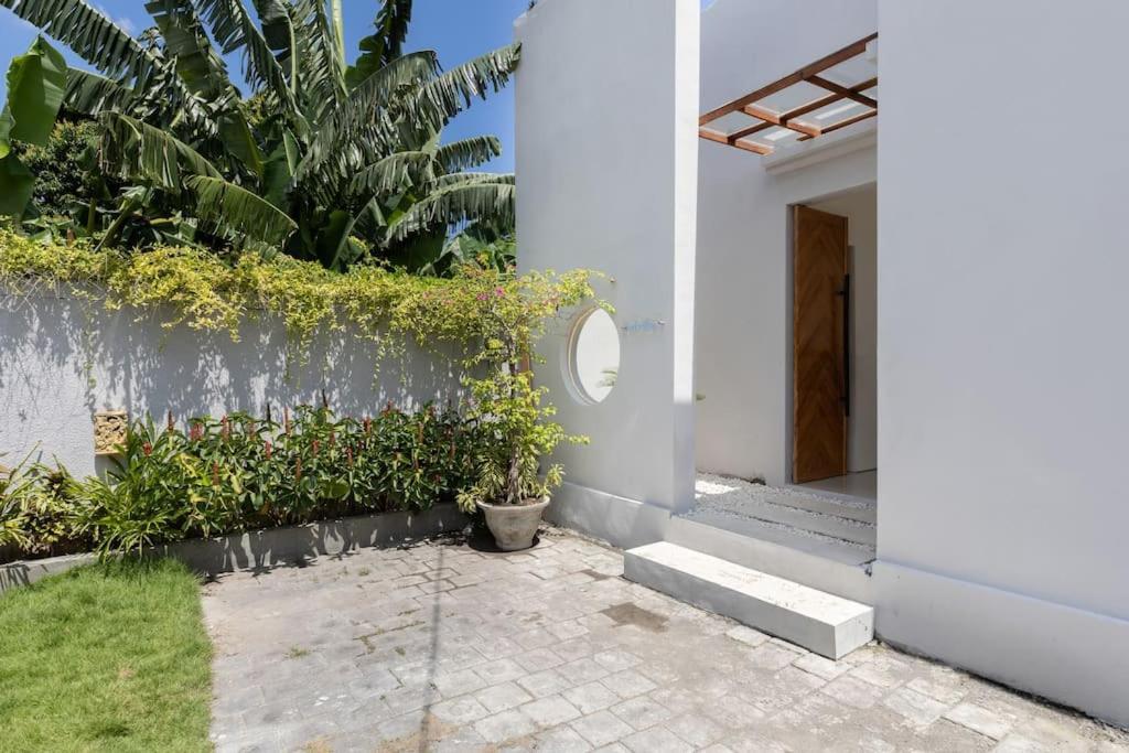 The R Villa Kaba - Incl. Motorbikes Seminyak Exteriör bild